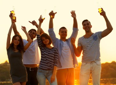 Bira ile genç ve güzel insanlar 