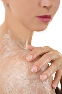 Scrub kullanan kadın