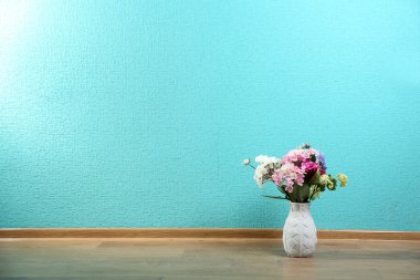 Mavi duvar çiçekli vazo