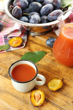 Erik suyu kavanoz ve taze meyve ile kupa