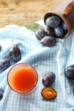 Erik suyu bir bardak taze meyve ile