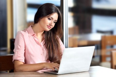 Dizüstü bilgisayarla çalışan kadın 