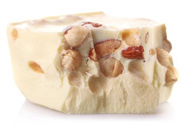 Beyaz çikolata parçası üzerinde beyaz izole