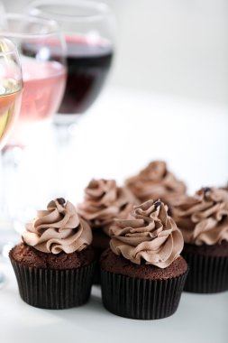 Şarap ve çikolata cupcakes tatma, kapat