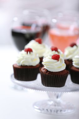 Şarap ve çikolata cupcakes tatma, kapat