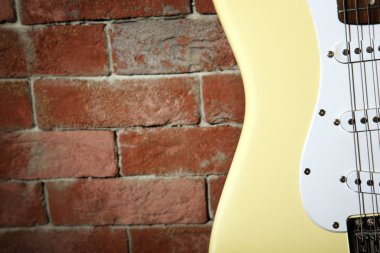 Tuğla duvar arka plan, gitarın vücut yakın çekim
