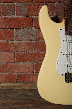 Tuğla duvar arka plan, gitarın vücut yakın çekim