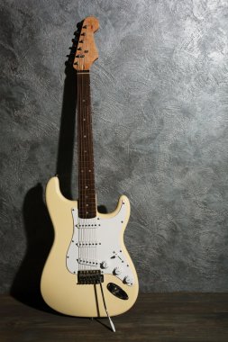 Gitar mavi zemin üzerine