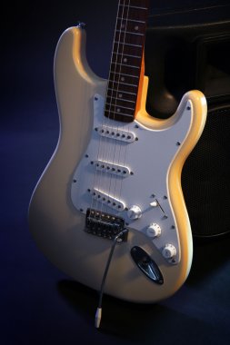 Elektro gitar koyu arka plan üzerinde müzik aletleriyle