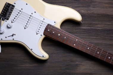 Tahta arka planda elektro gitar