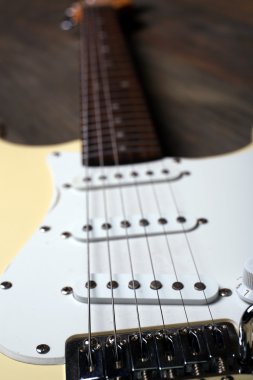 Elektro gitar ahşap arka plan üzerinde kapat
