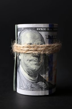 Dolar siyah arka plan üzerine rulo