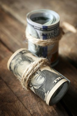 Dolar ahşap arka plan üzerinde rulo