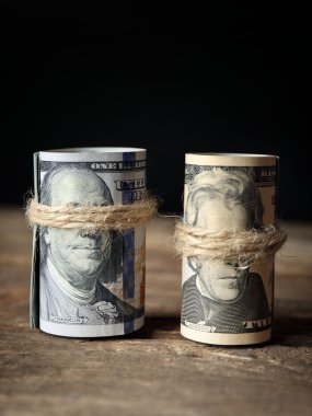 Koyu arka plan önünde ahşap masa dolar rulo
