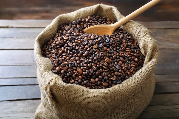 Saco con granos de café tostados con cuchara —  Fotos de Stock