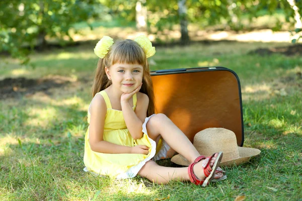 Niña con maleta —  Fotos de Stock