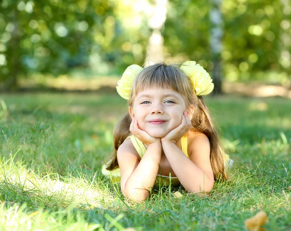 Gadis kecil di rumput di luar — Stok Foto