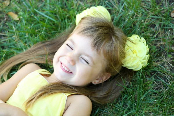 Little girl on grass outside — Stock Photo, Image