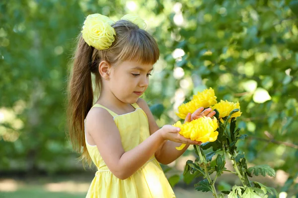 Petite fille avec des fleurs — Photo