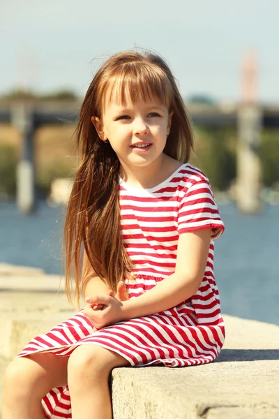 Маленькая девочка на берегу реки — стоковое фото