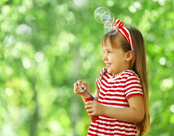 Kleines Mädchen spielt im Park — Stockfoto