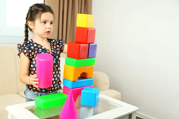 Bambina che gioca con i cubi — Foto Stock