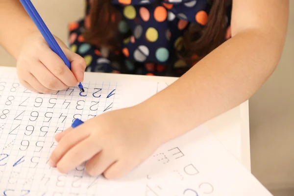 Linda niña haciendo su tarea —  Fotos de Stock