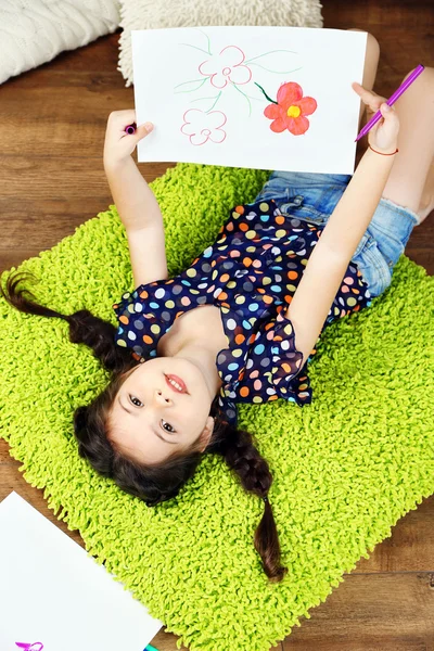 Niña acostada en el suelo con foto —  Fotos de Stock