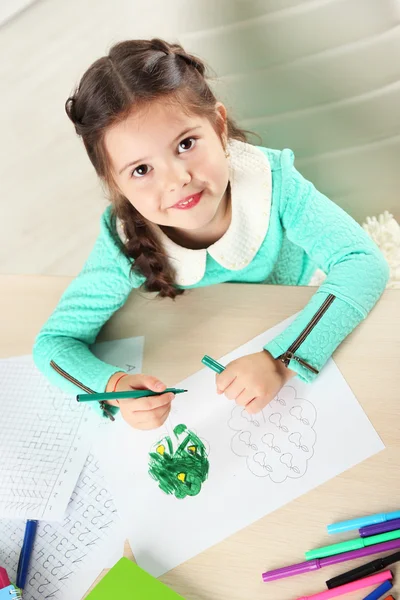 Söt liten flicka gör sina läxor — Stockfoto