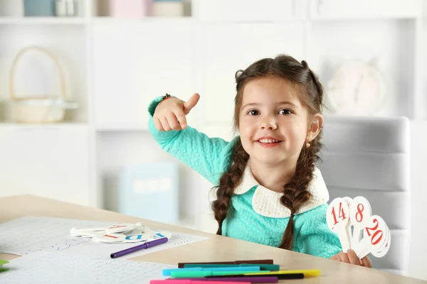 Cute dziewczynka odrabianie — Zdjęcie stockowe