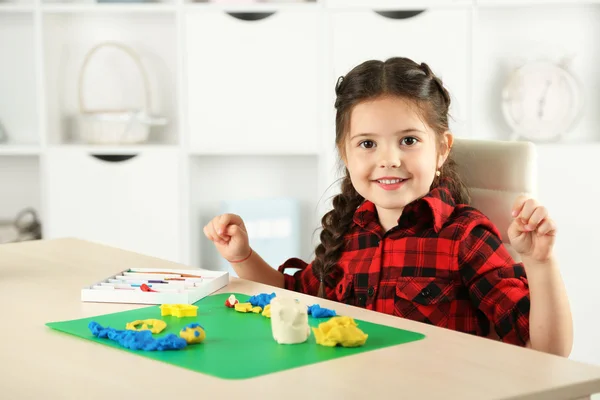 Schattig klein meisje mallen uit plasticine — Stockfoto