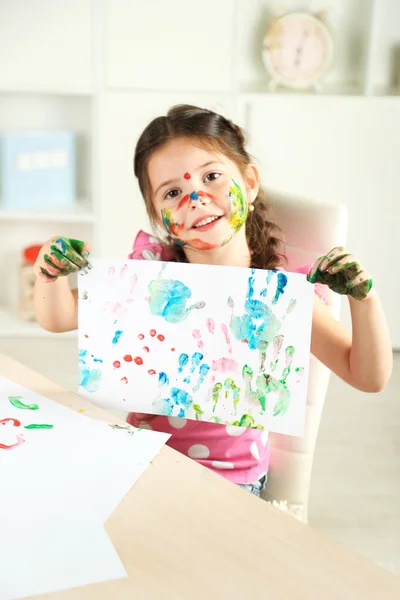 Schattig klein meisje met foto thuis — Stockfoto