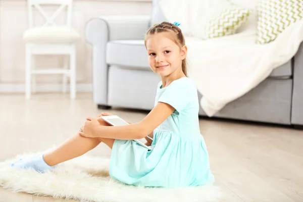 Menina bonito pouco com tablet digital — Fotografia de Stock