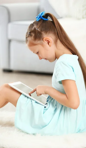 Menina bonito pouco com tablet digital — Fotografia de Stock