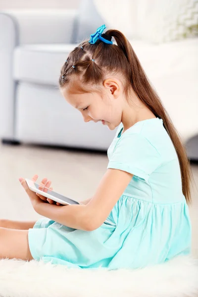 Schattig meisje met digitale tablet — Stockfoto