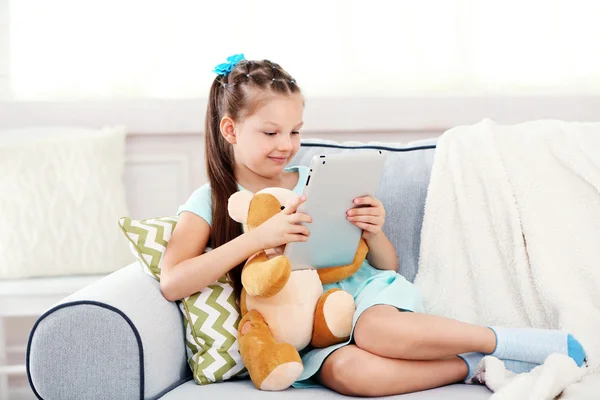 泰迪熊和平板电脑的小女孩 — 图库照片