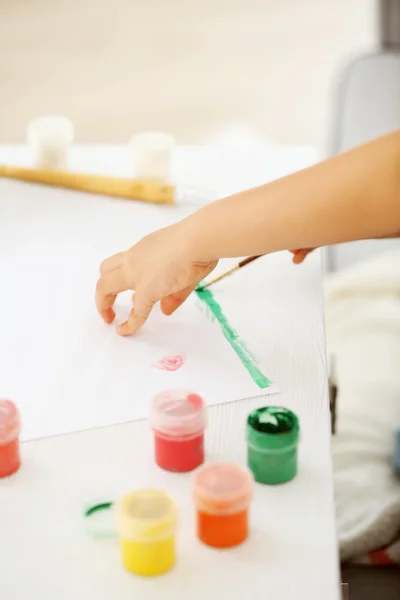 Cute little girl painting picture — Stock Photo, Image