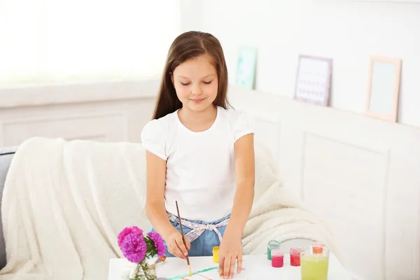 Roztomilé holčička malování obrázek — Stock fotografie