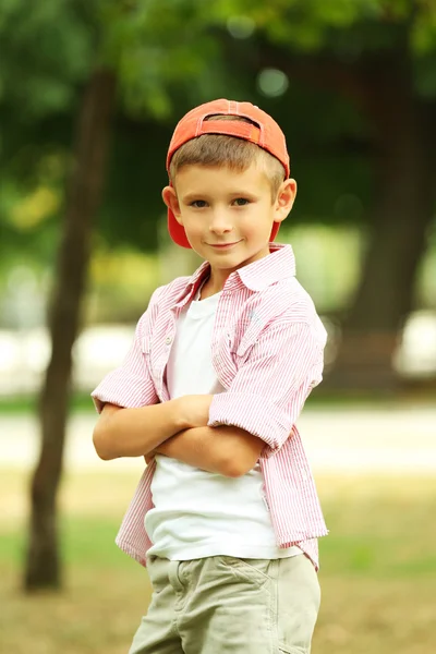 Petit garçon dans le parc — Photo