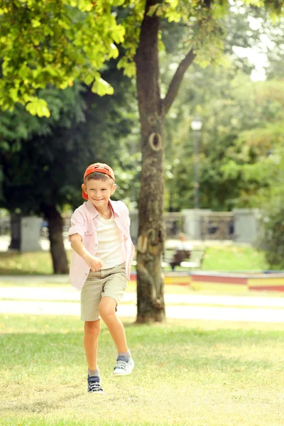 Ragazzino nel parco — Foto Stock