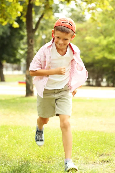 Kleine jongen in park — Stockfoto