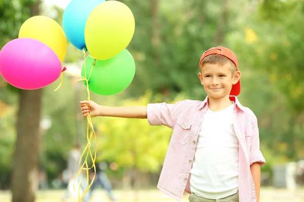 Маленький хлопчик з повітряними кульками — стокове фото