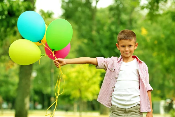 Malý chlapec s balónky — Stock fotografie