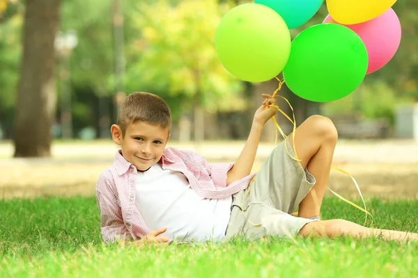 Malý chlapec s balónky — Stock fotografie