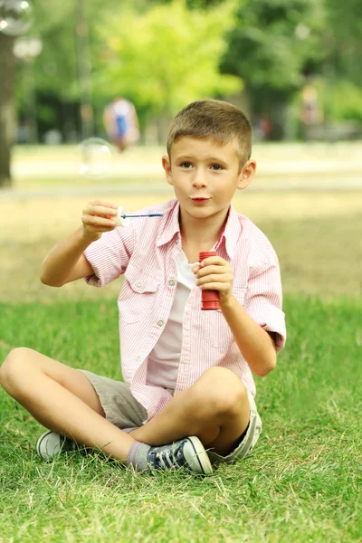 Bambino che gioca con le bolle — Foto Stock