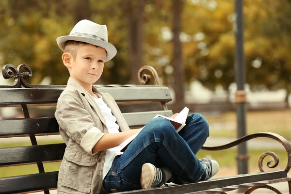 Kleine jongen leesboek — Stockfoto