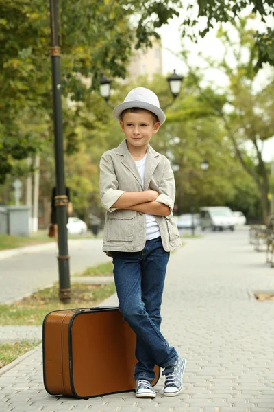 Niño pequeño con maleta — Foto de Stock