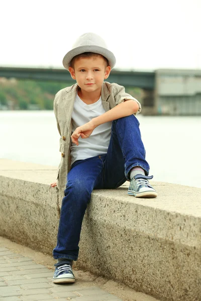 Маленький мальчик на берегу реки — стоковое фото