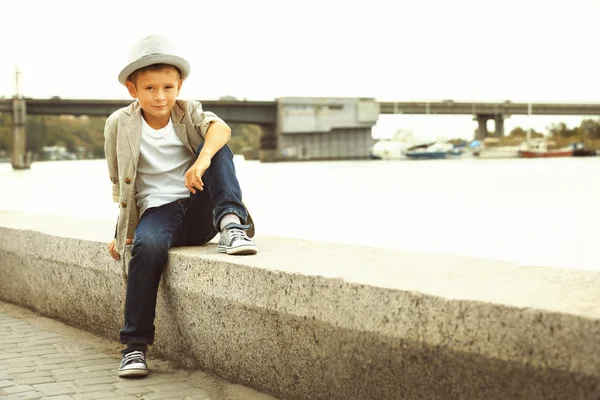 Kleine jongen op de riverside — Stockfoto