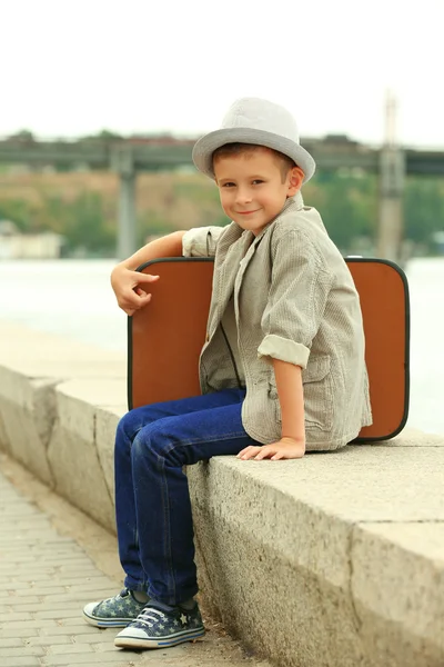 Kleine jongen met koffer — Stockfoto